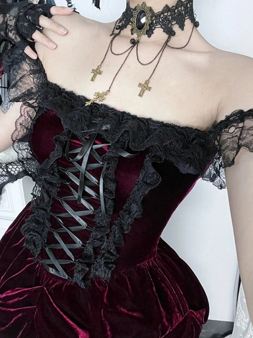 Rotes Samtkleid mit Spitze